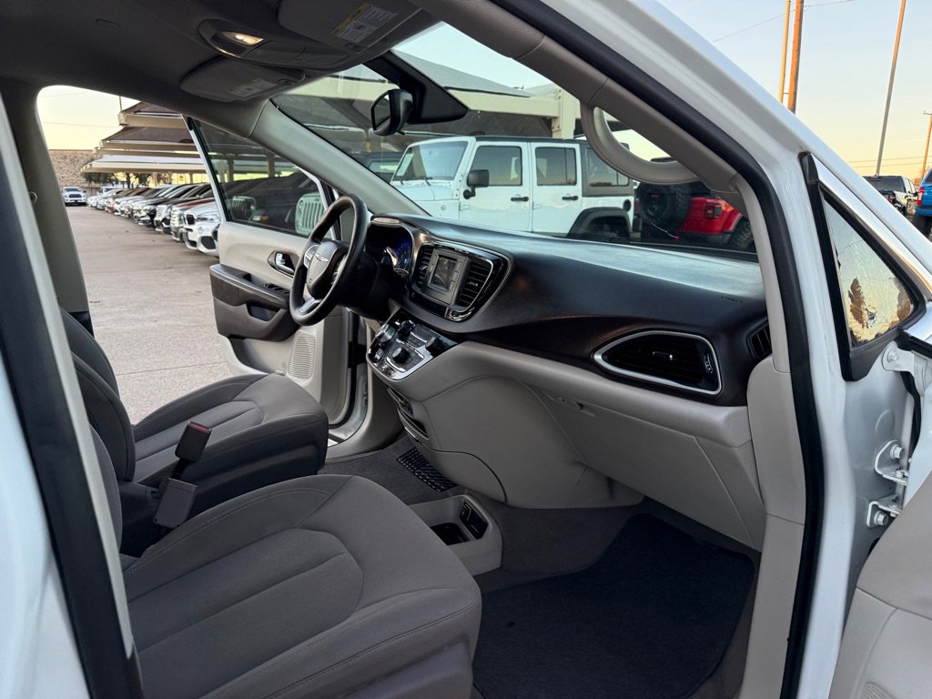 Used 2017 Chrysler Pacifica LX image 16