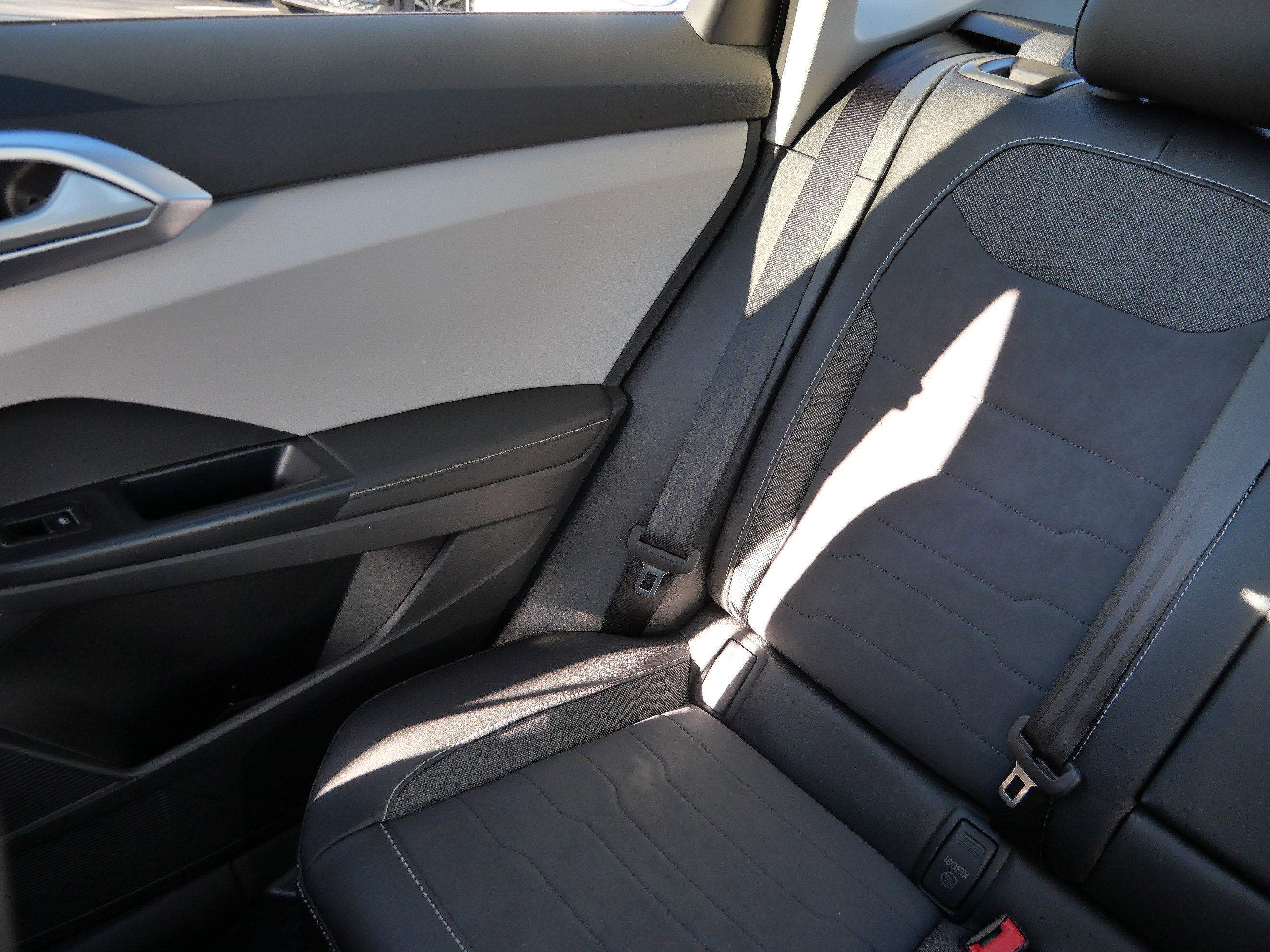 Certified 2025 Volkswagen Taos SE image 12