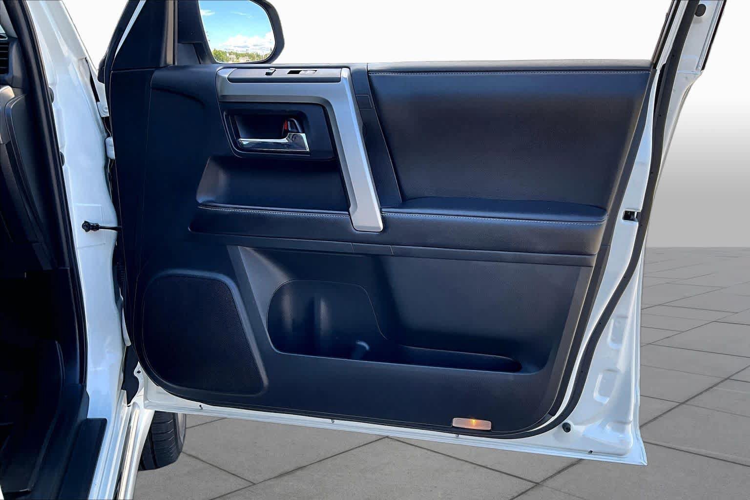 Used 2015 Toyota 4Runner Limited AWD/4WD image 23