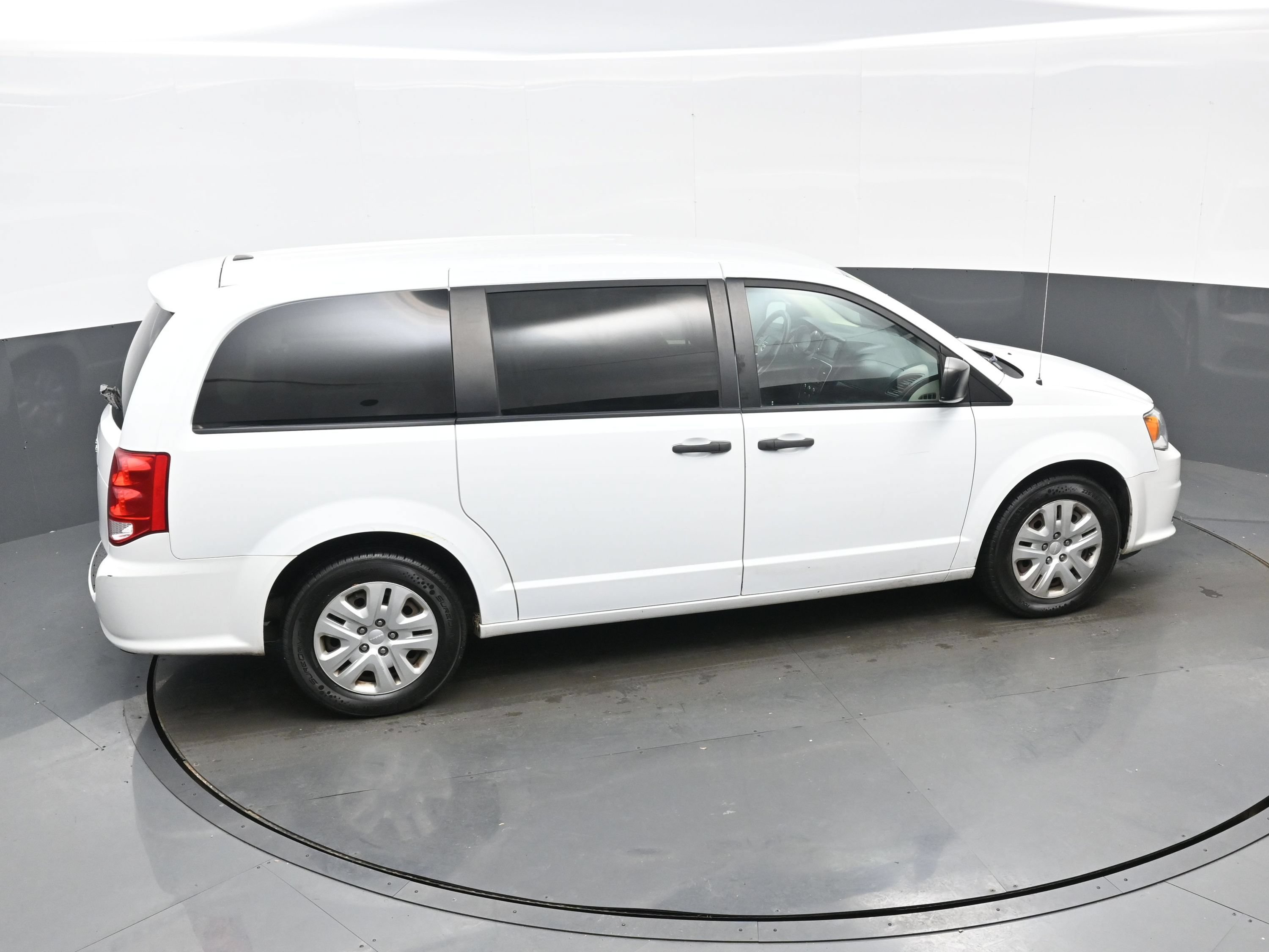 Used 2019 Dodge Grand Caravan SE w/ UConnect Hands-Free Group FWD image 32