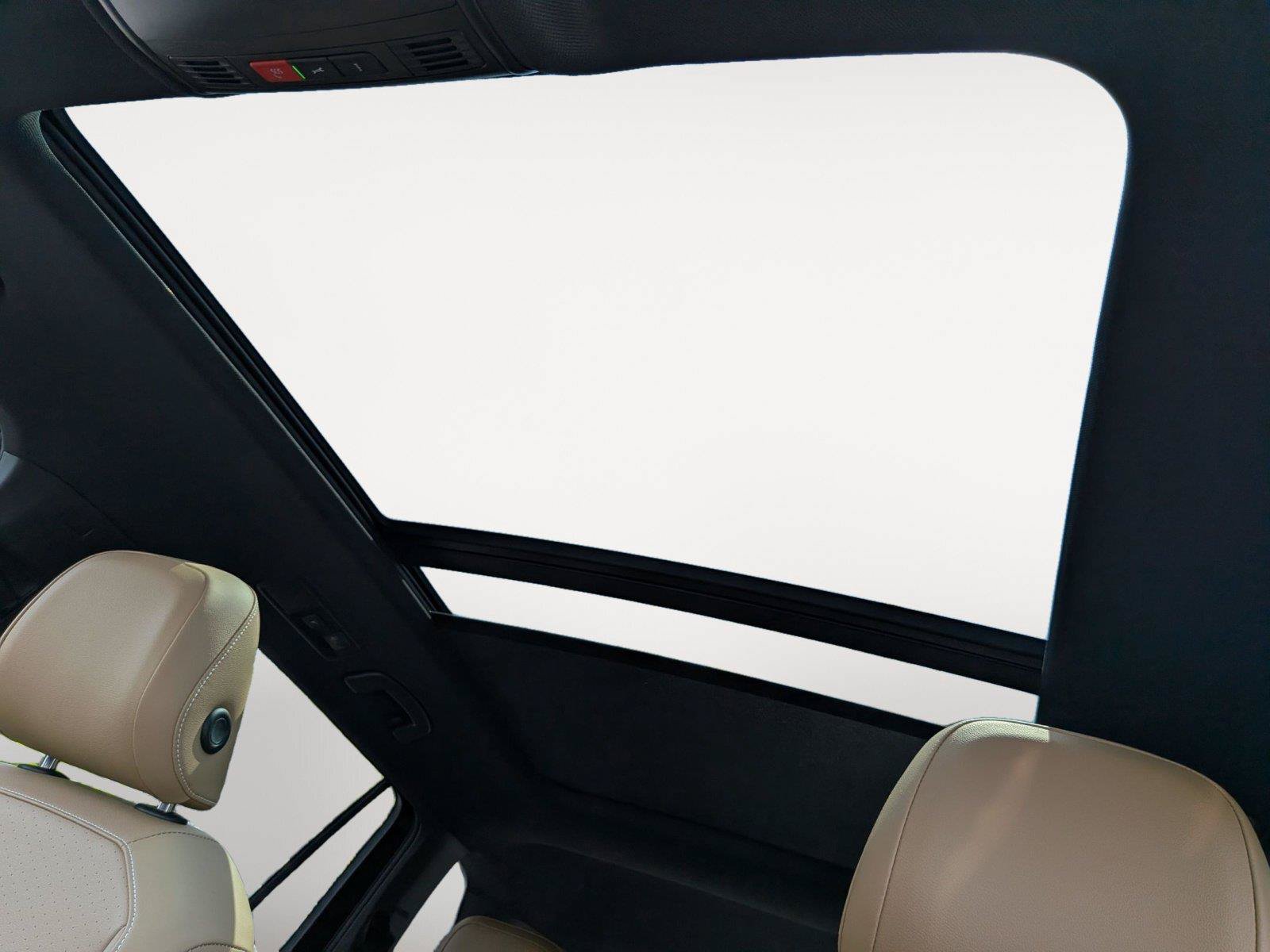 Used 2023 Volkswagen Tiguan SE w/ Panoramic Sunroof Package AWD/4WD image 16