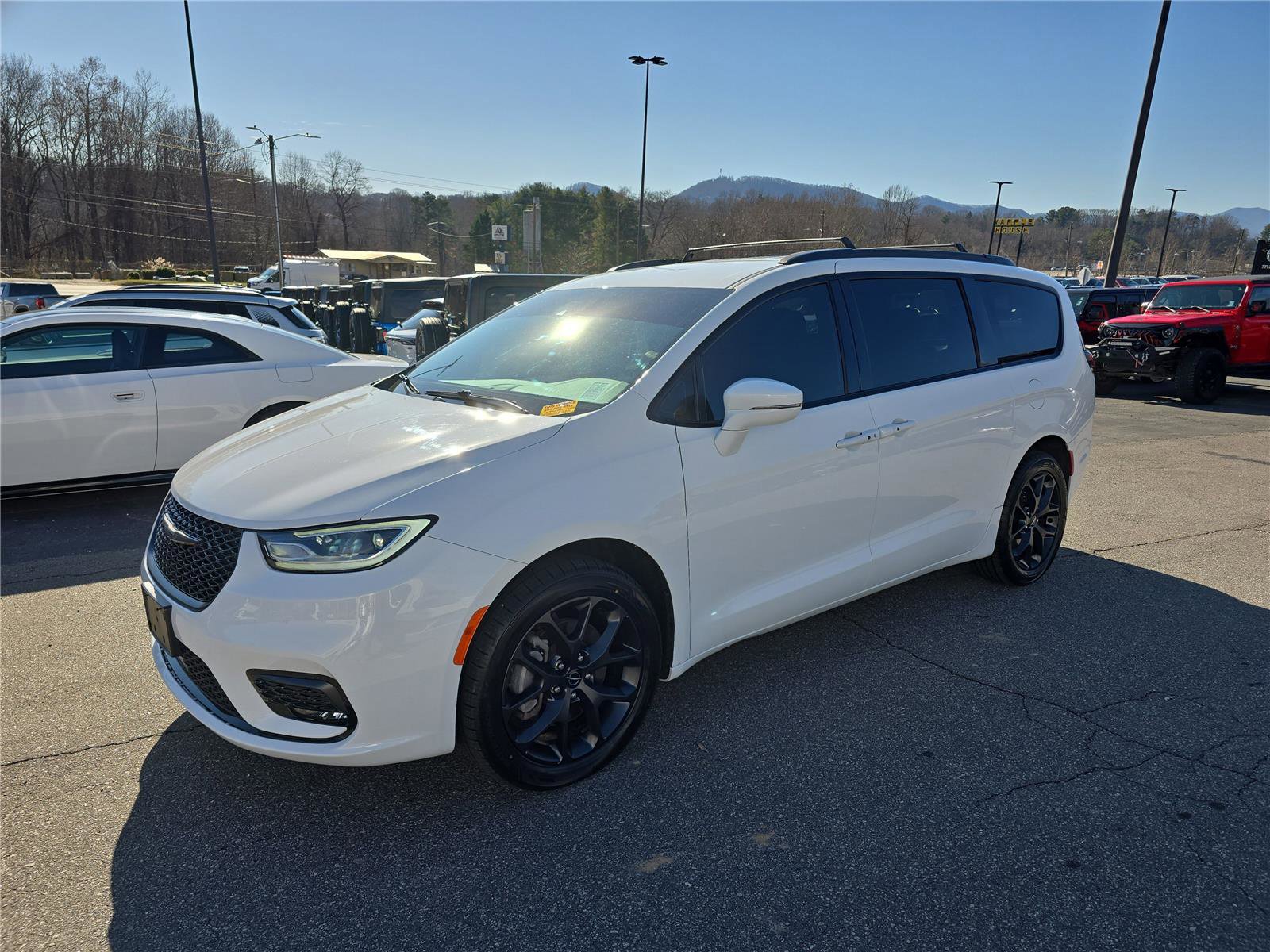 Used 2022 Chrysler Pacifica Touring-L w/ S Appearance Package image 9