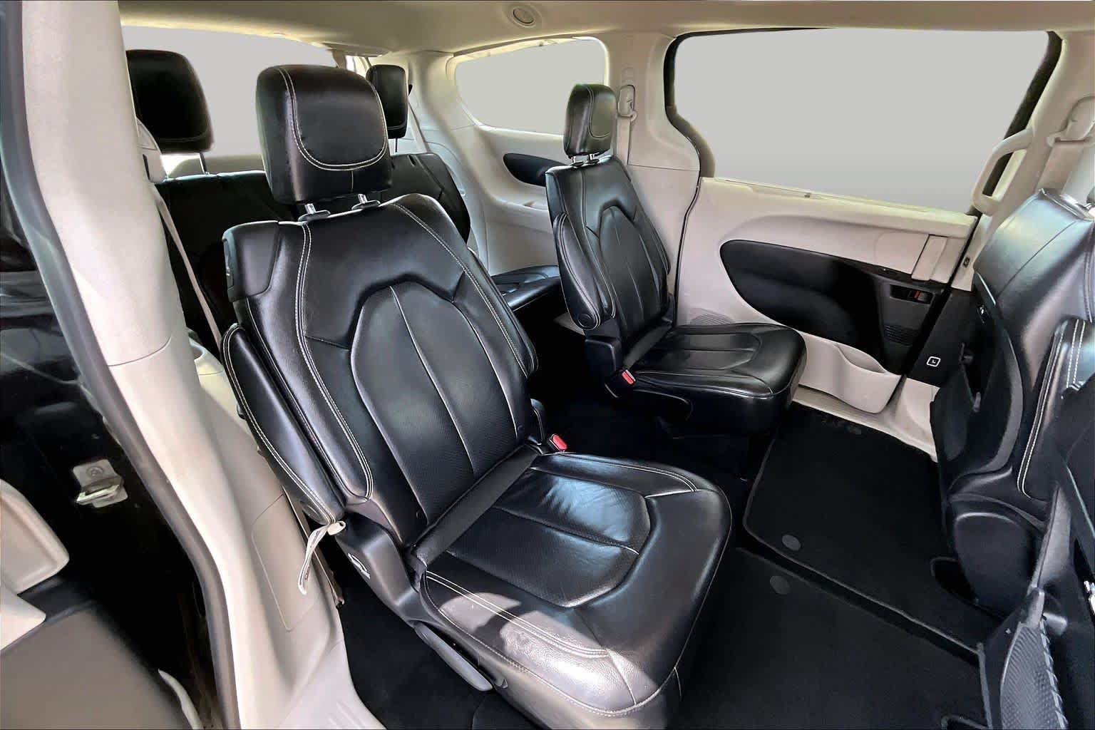 Used 2022 Chrysler Pacifica Touring-L FWD image 19