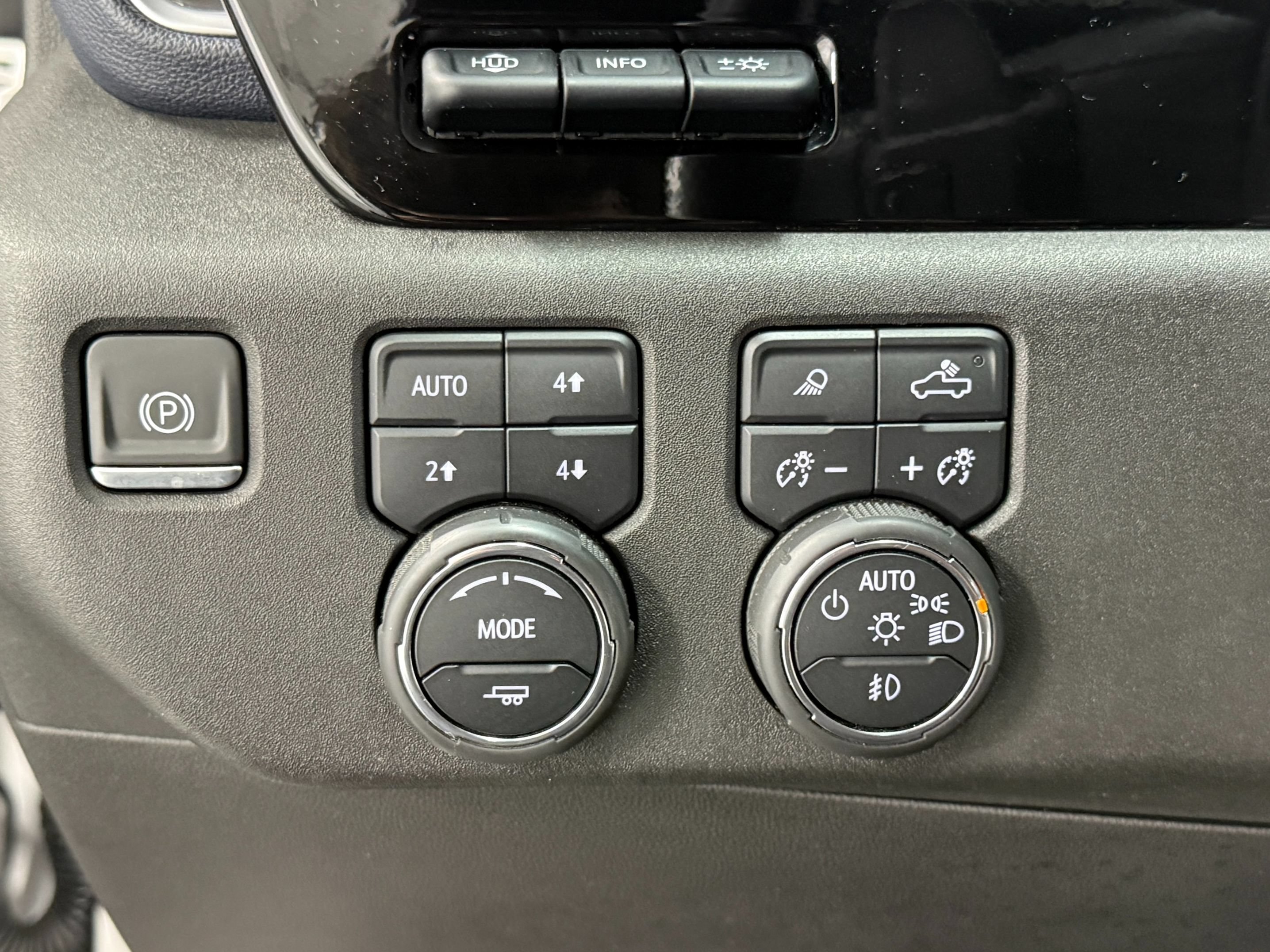Used 2023 Chevrolet Silverado 1500 High Country w/ Technology Package AWD/4WD image 25