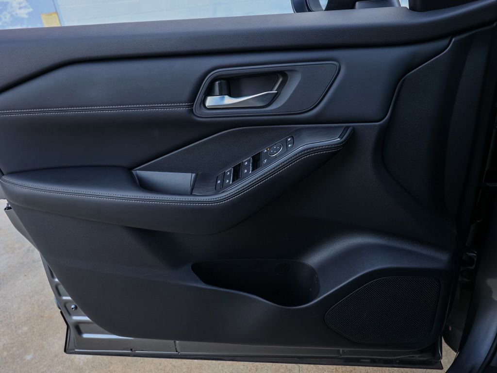 Certified 2025 Nissan Rogue SL FWD image 23