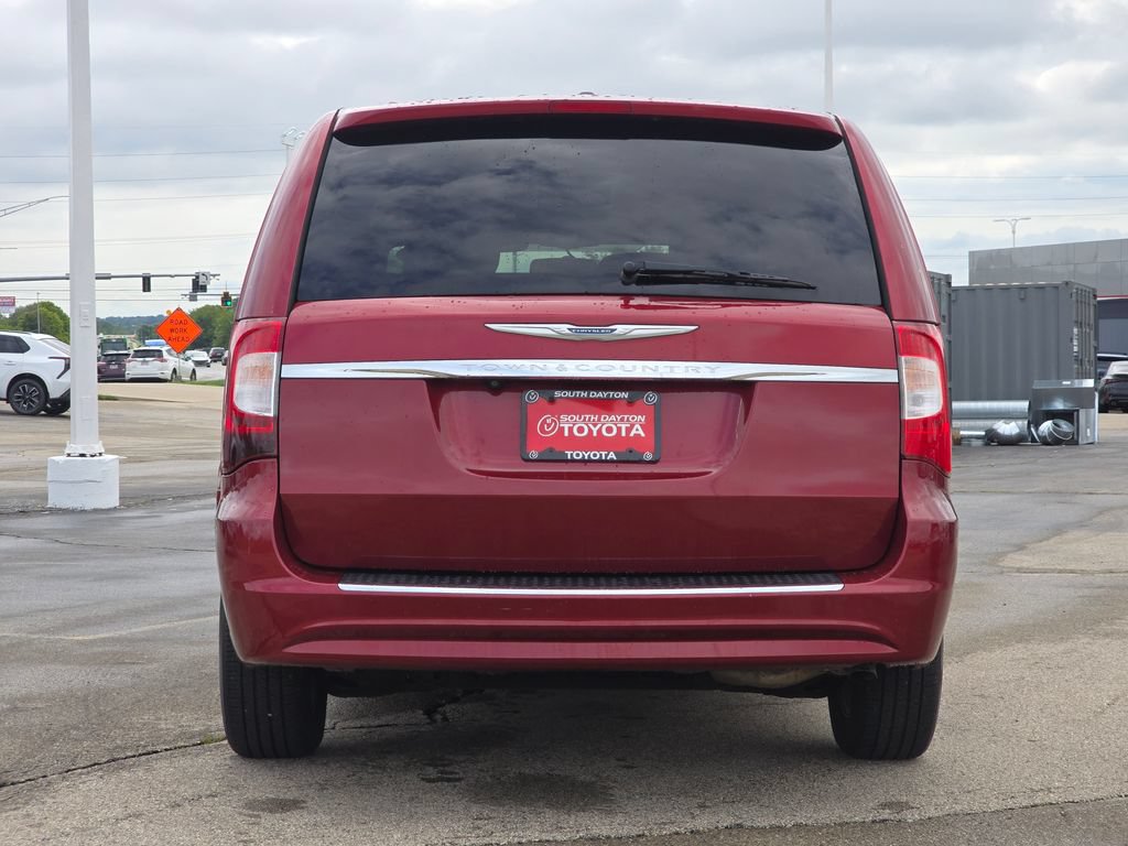 Used 2016 Chrysler Town & Country Touring FWD image 27