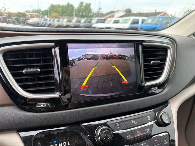 Used 2018 Chrysler Pacifica Touring-L w/ Tire & Wheel Group FWD image 10