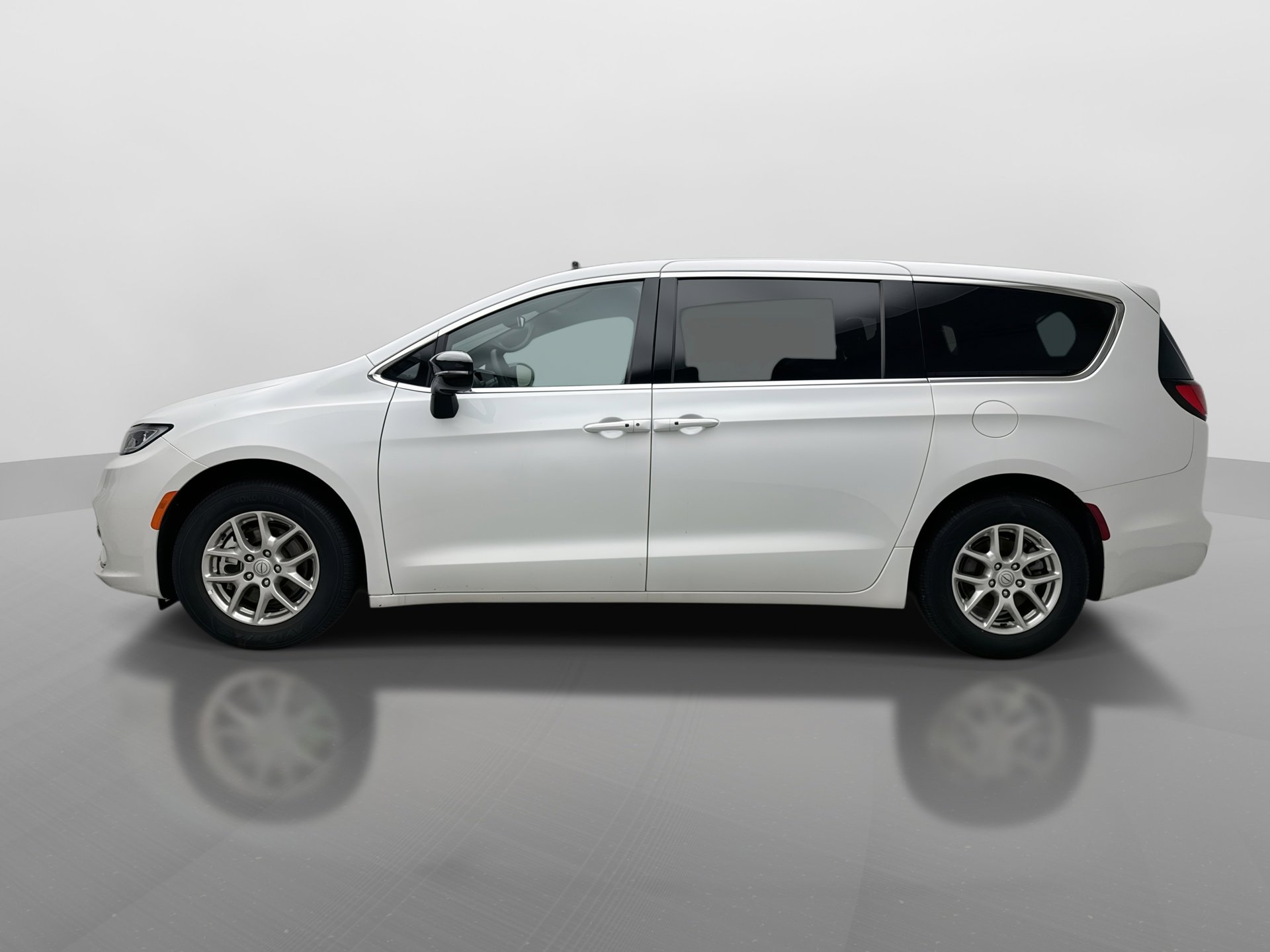 Used 2025 Chrysler Pacifica Select image 2