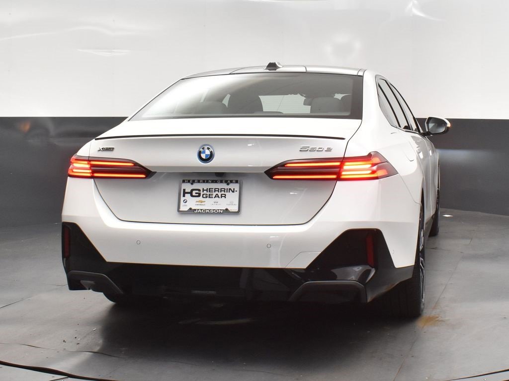 New 2026 BMW 550e xDrive w/ Premium Package image 7