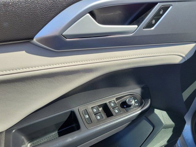 Used 2025 Volkswagen Taos SE FWD image 25