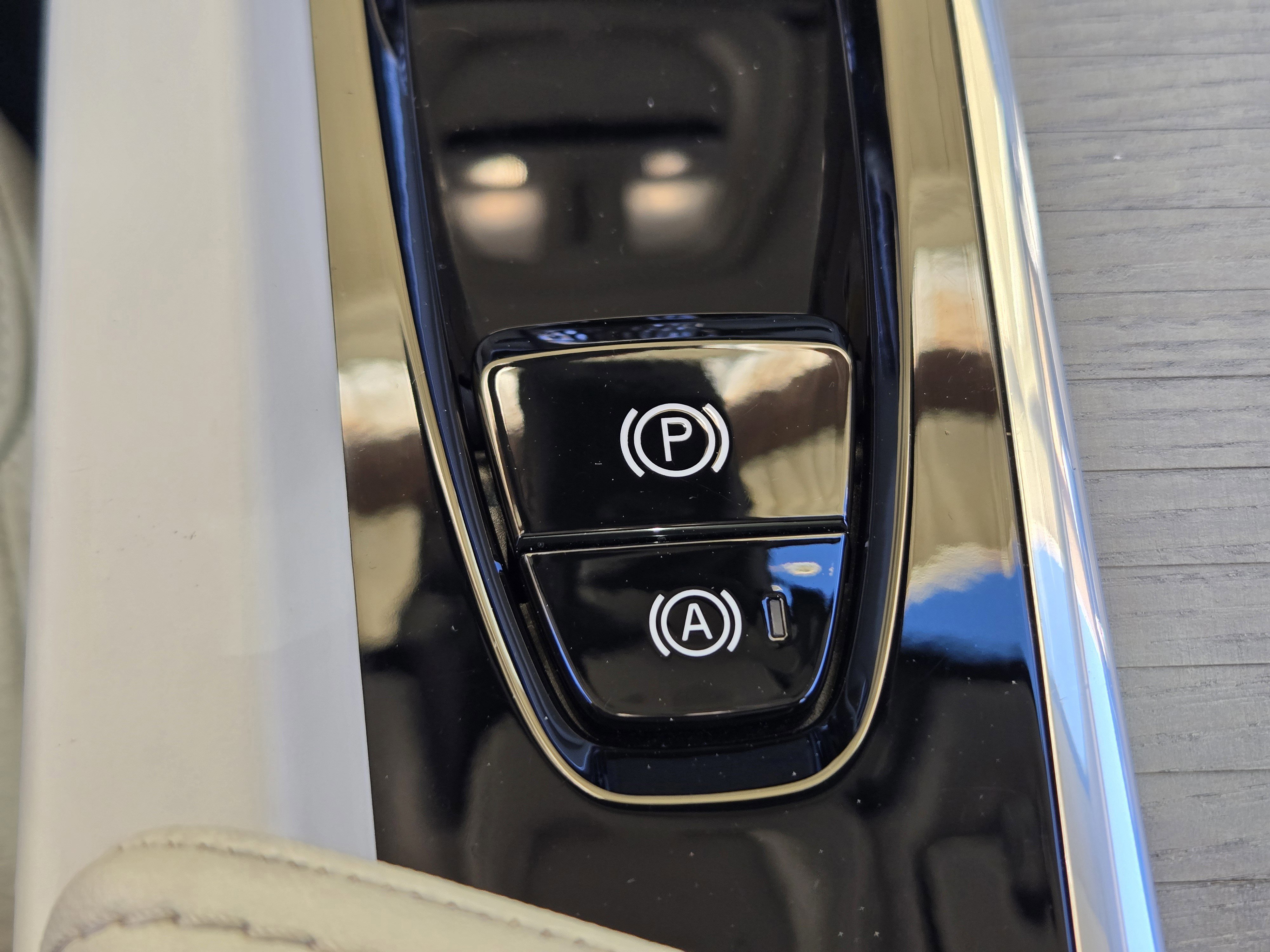 Used 2024 Volvo XC60 B5 Plus w/ Protection Package Premier image 28