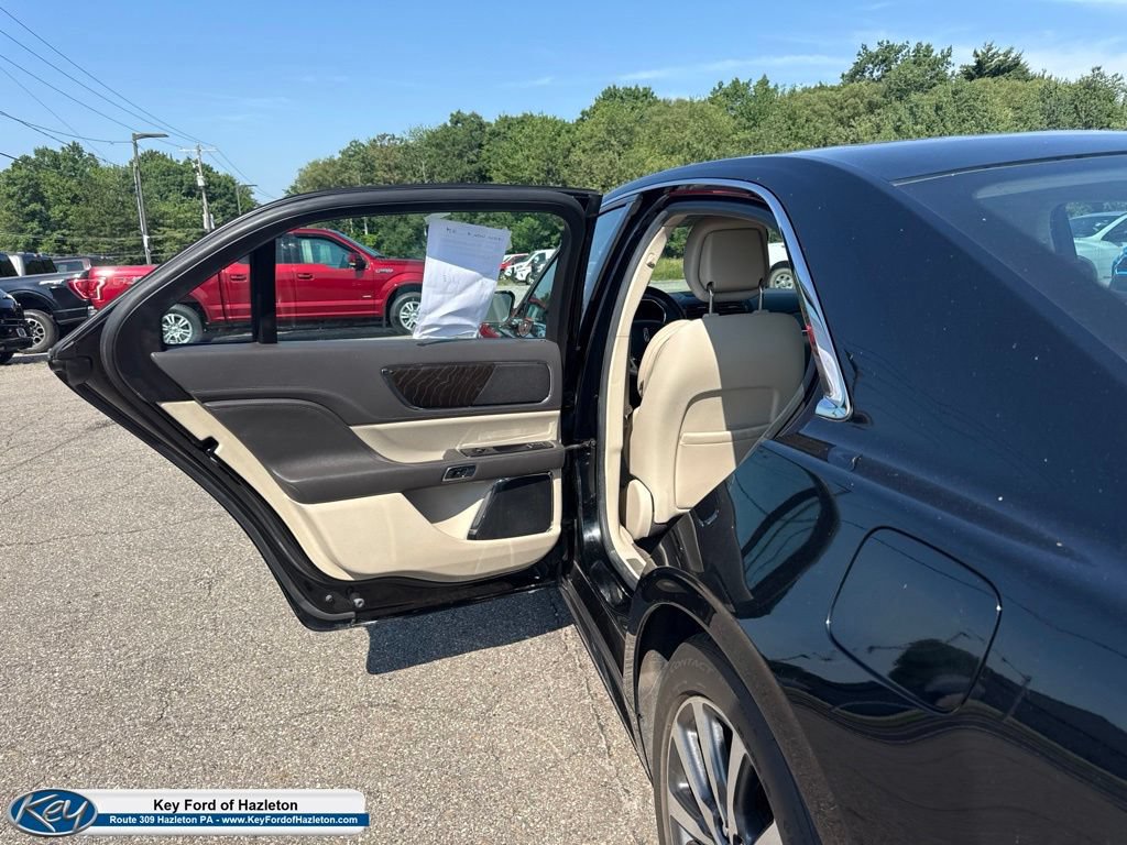 Used 2018 Lincoln Continental Premiere AWD/4WD image 32