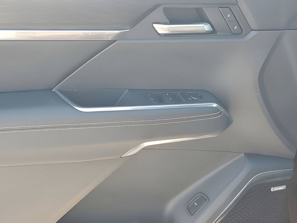 Used 2025 GMC Acadia Elevation image 42