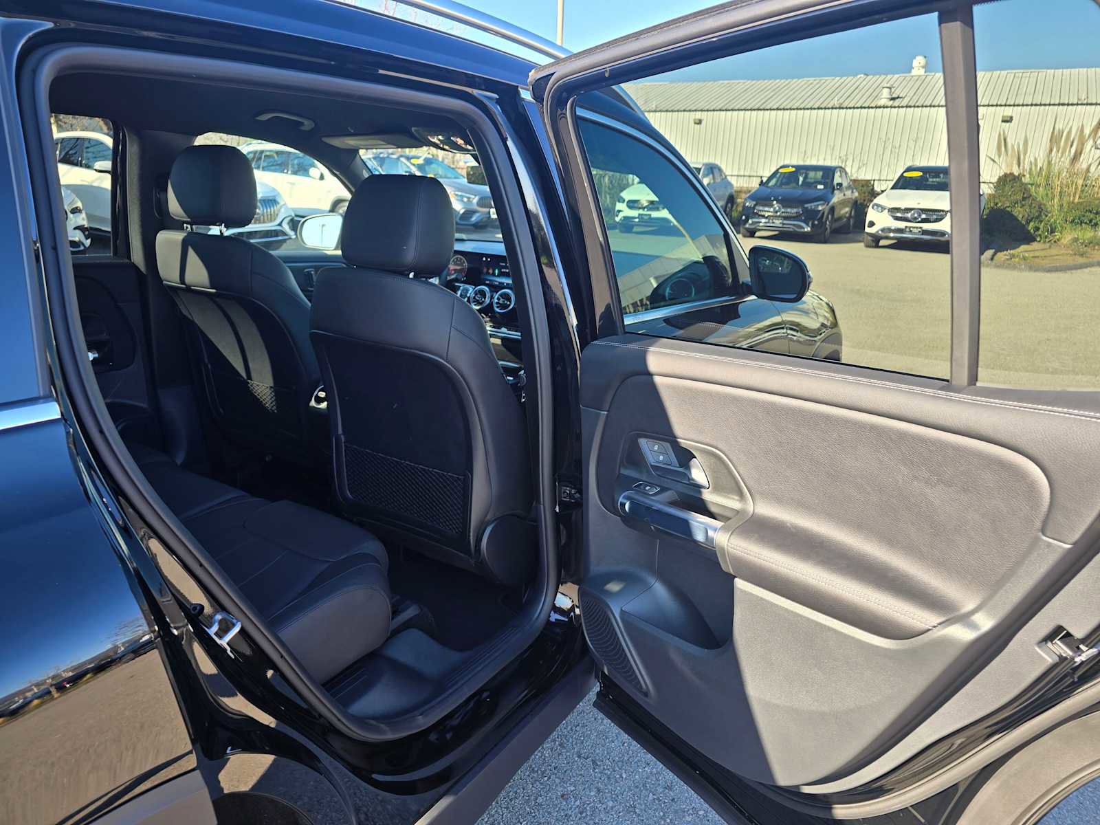 Used 2025 Mercedes-Benz GLB 250 4MATIC image 14