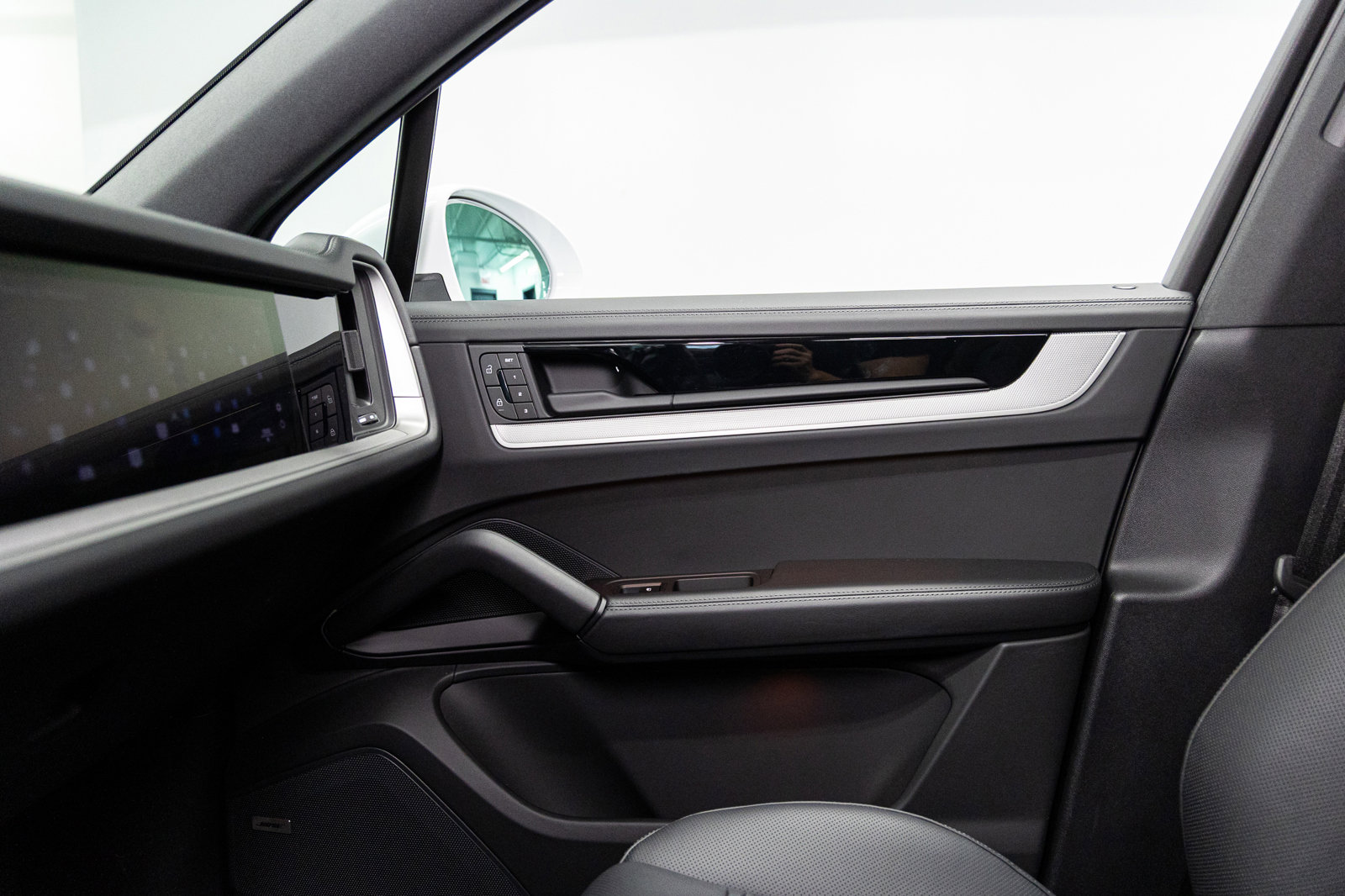 Used 2025 Porsche Cayenne S image 30