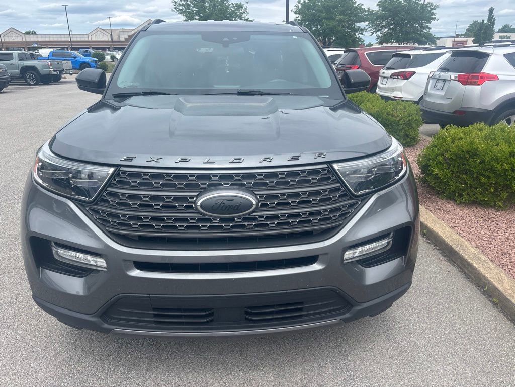 Used 2022 Ford Explorer XLT w/ Equipment Group 202A AWD/4WD image 2