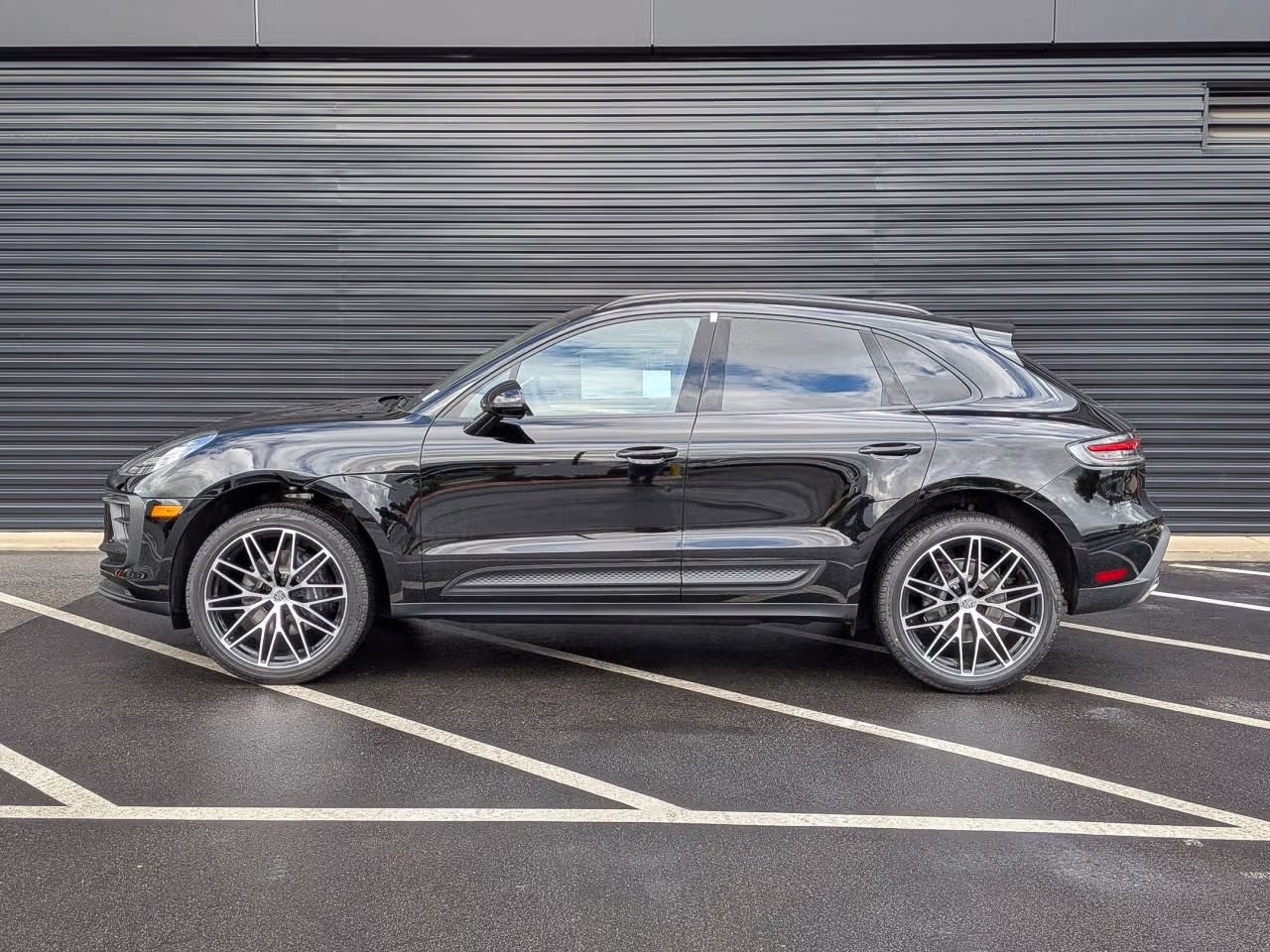 Certified 2026 Porsche Macan AWD/4WD image 2