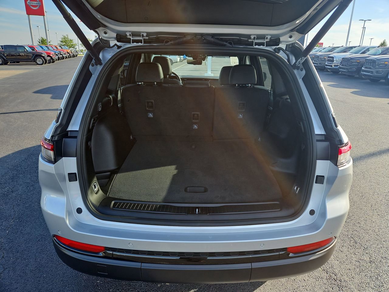 New 2025 Jeep Grand Cherokee Limited w/ Luxury Tech Group II image 11