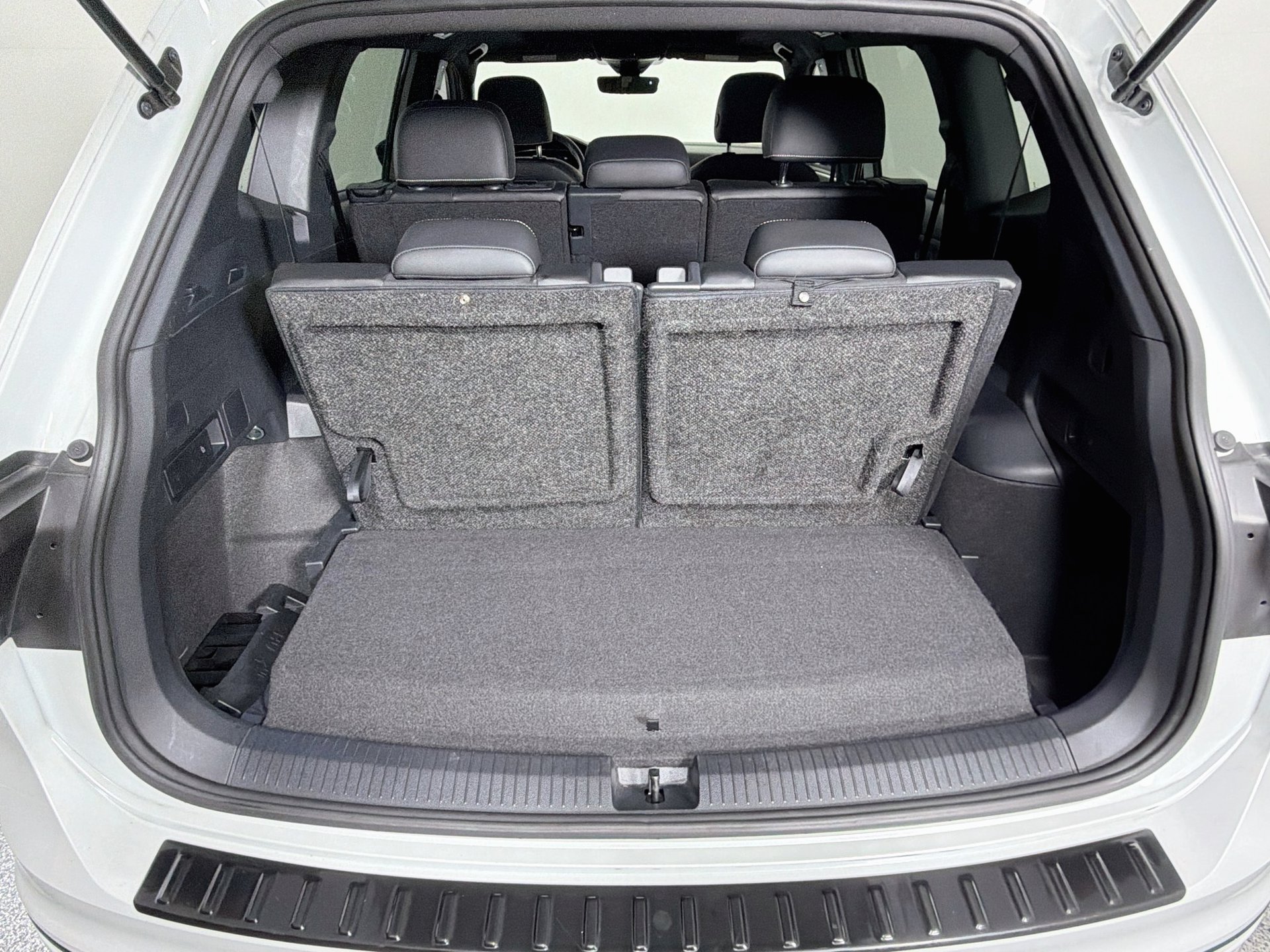 Certified 2023 Volkswagen Tiguan SE R-Line FWD image 24