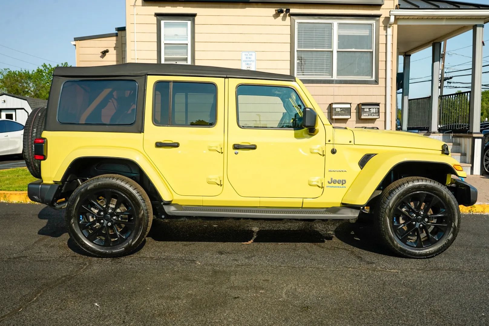 Used 2023 Jeep Wrangler Unlimited Sahara w/ Cold Weather Group AWD/4WD image 4