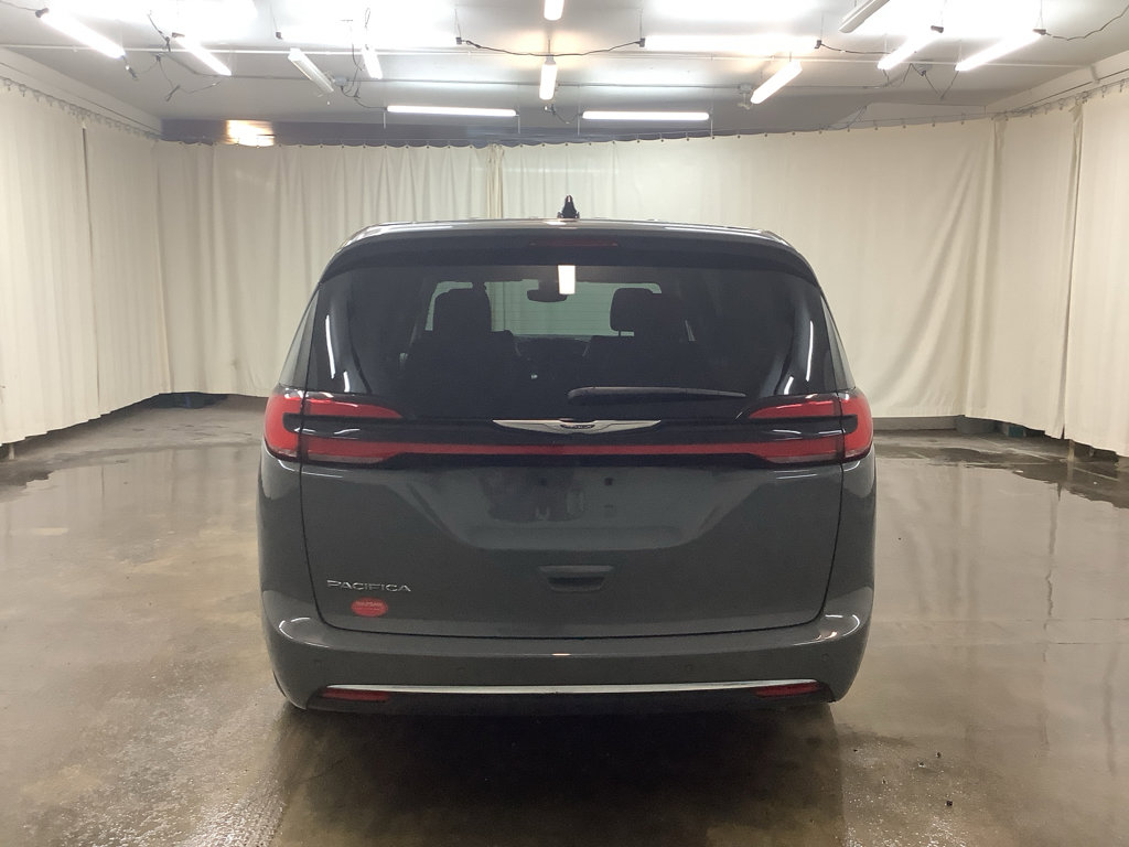 Used 2023 Chrysler Pacifica Touring-L image 7