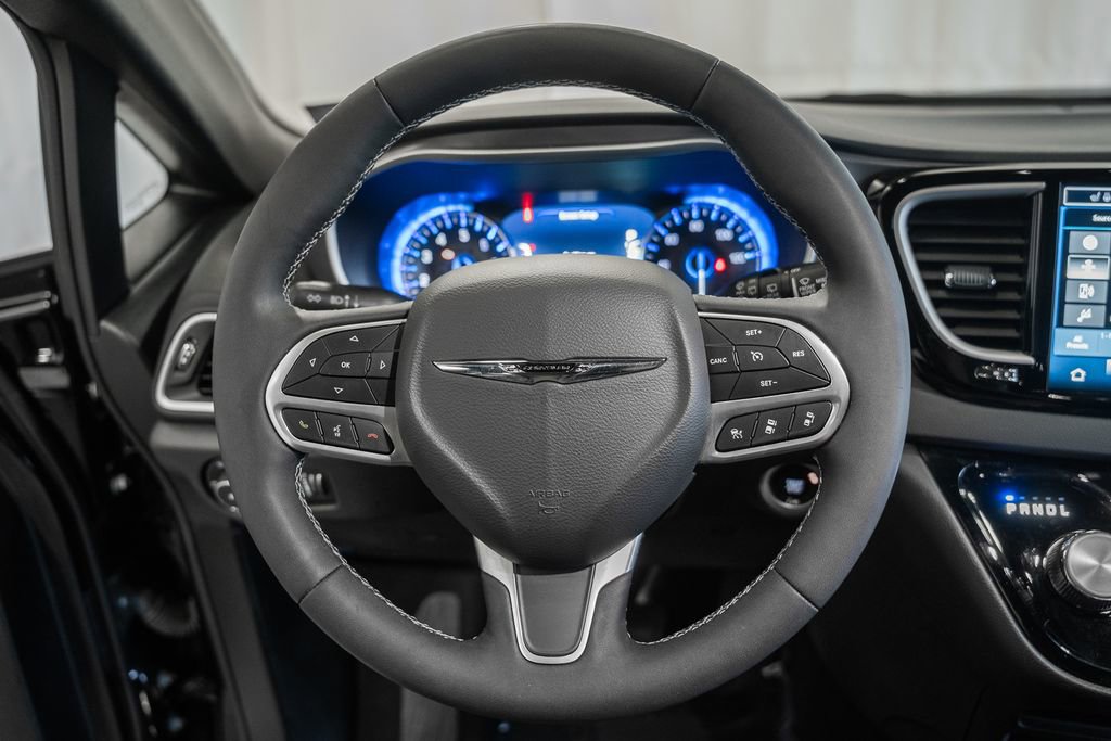Used 2025 Chrysler Pacifica Select image 34