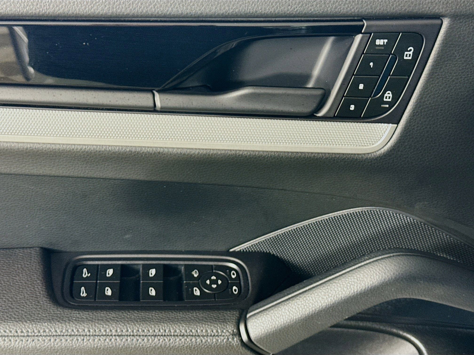 Certified 2024 Porsche Cayenne AWD/4WD image 11