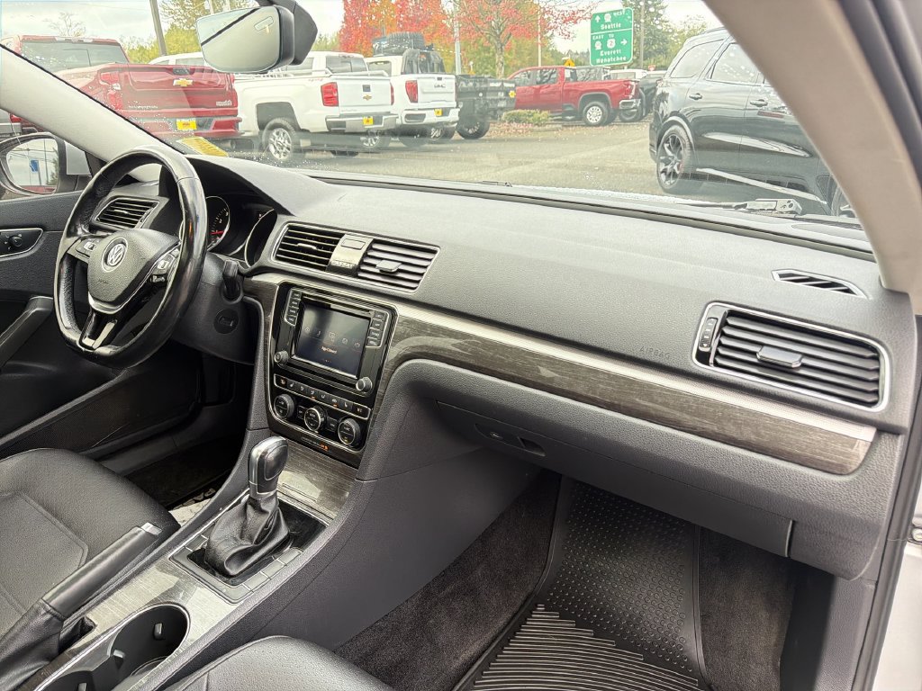 Used 2018 Volkswagen Passat 2.0T SE FWD image 29
