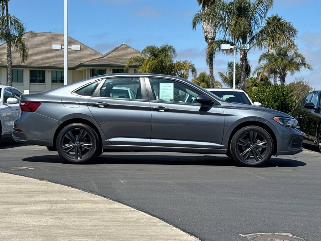 Used 2024 Volkswagen Jetta SE w/ Black Wheel Package FWD image 3