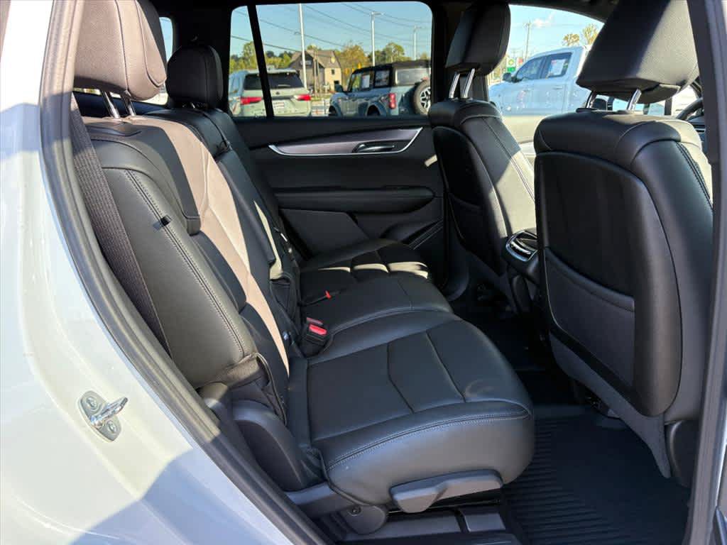 Used 2025 Cadillac XT6 Luxury FWD image 6