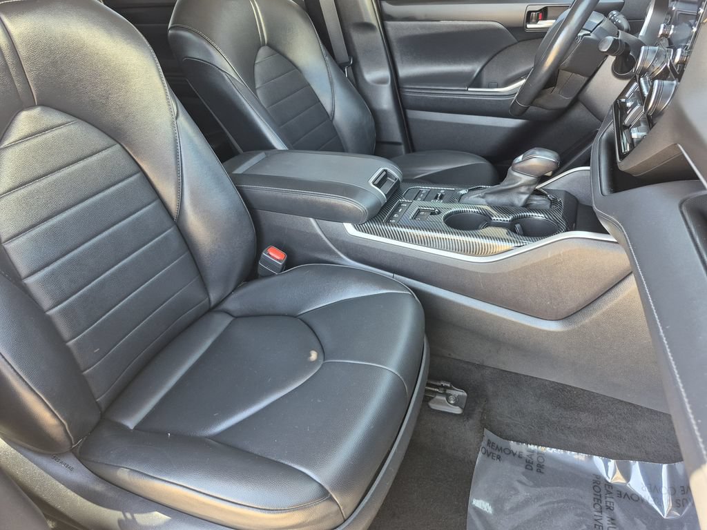 Used 2022 Toyota Highlander XLE AWD/4WD image 16