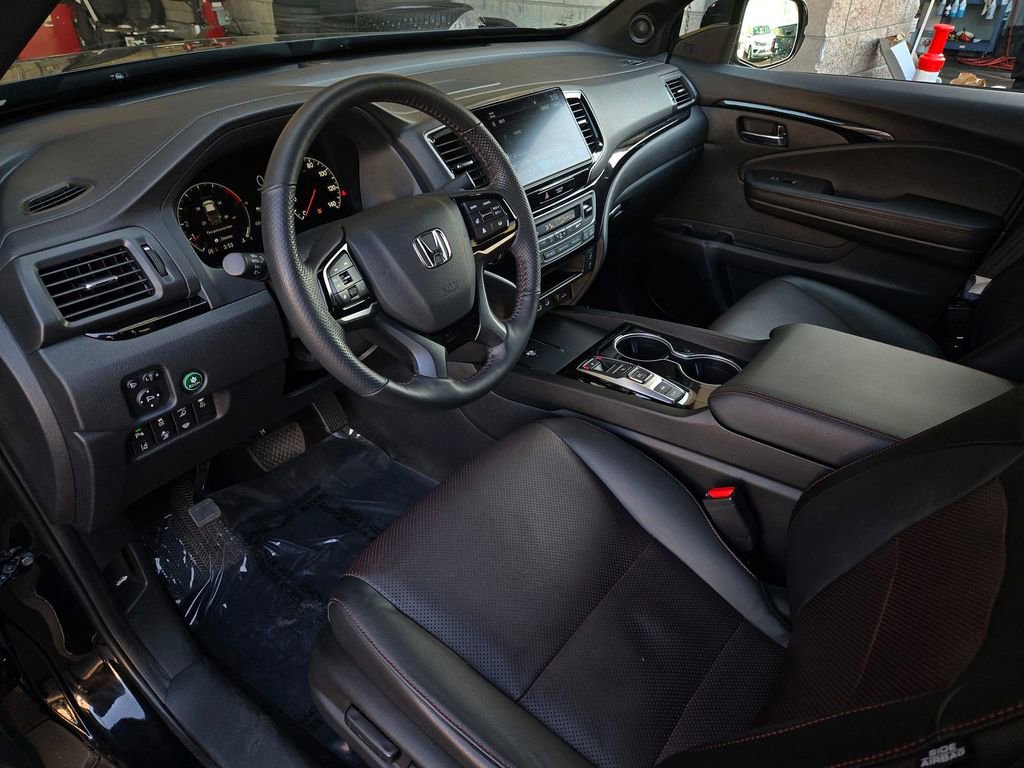 Used 2025 Honda Ridgeline Black Edition image 9