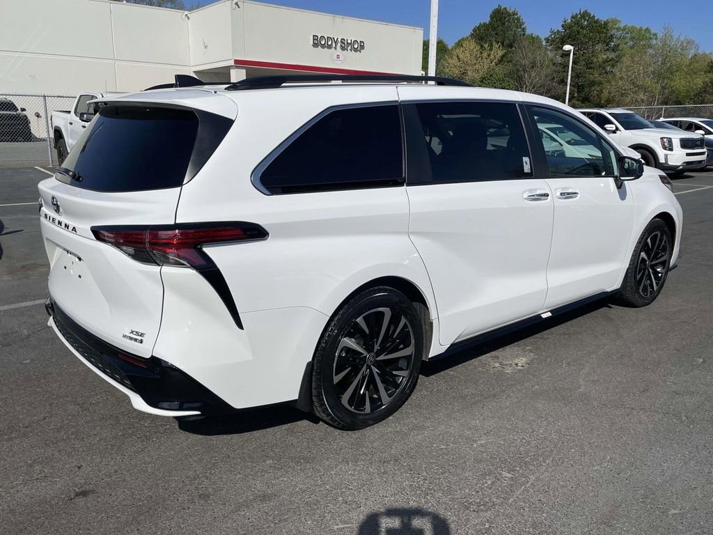 Used 2023 Toyota Sienna XSE w/ XSE Plus Package image 10