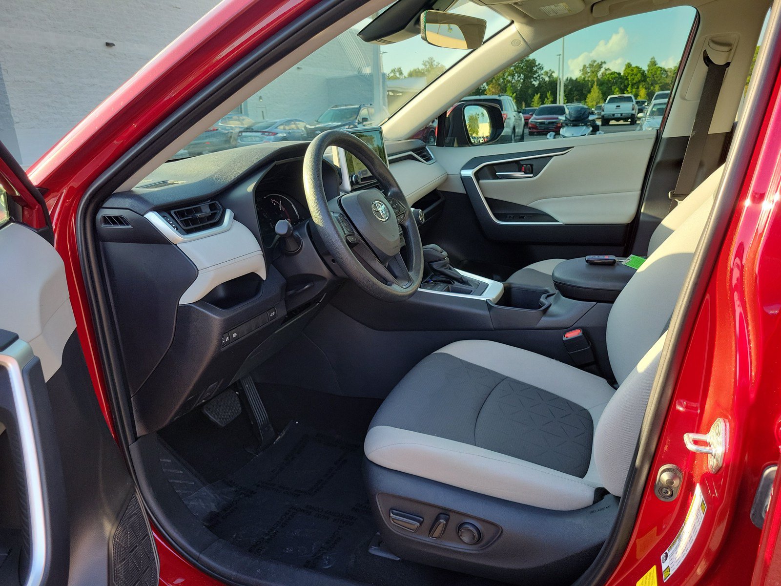 Used 2025 Toyota RAV4 XLE w/ Convenience Package FWD image 15