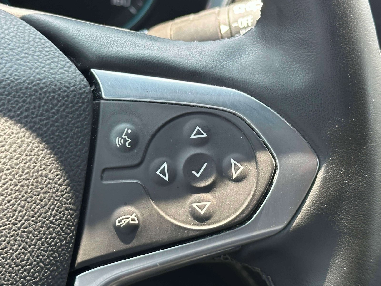 Used 2023 Chevrolet Traverse LT image 11