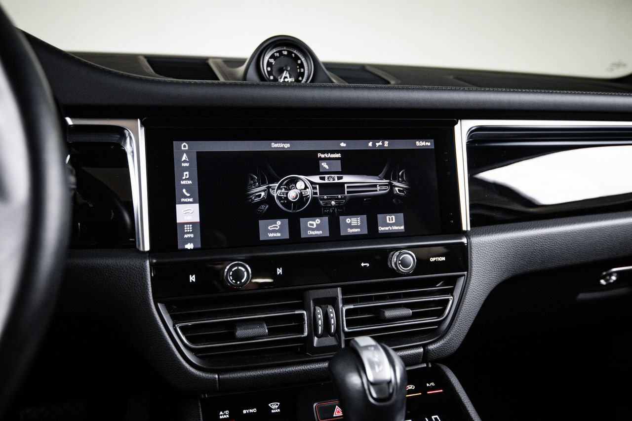 Certified 2023 Porsche Macan AWD/4WD image 18
