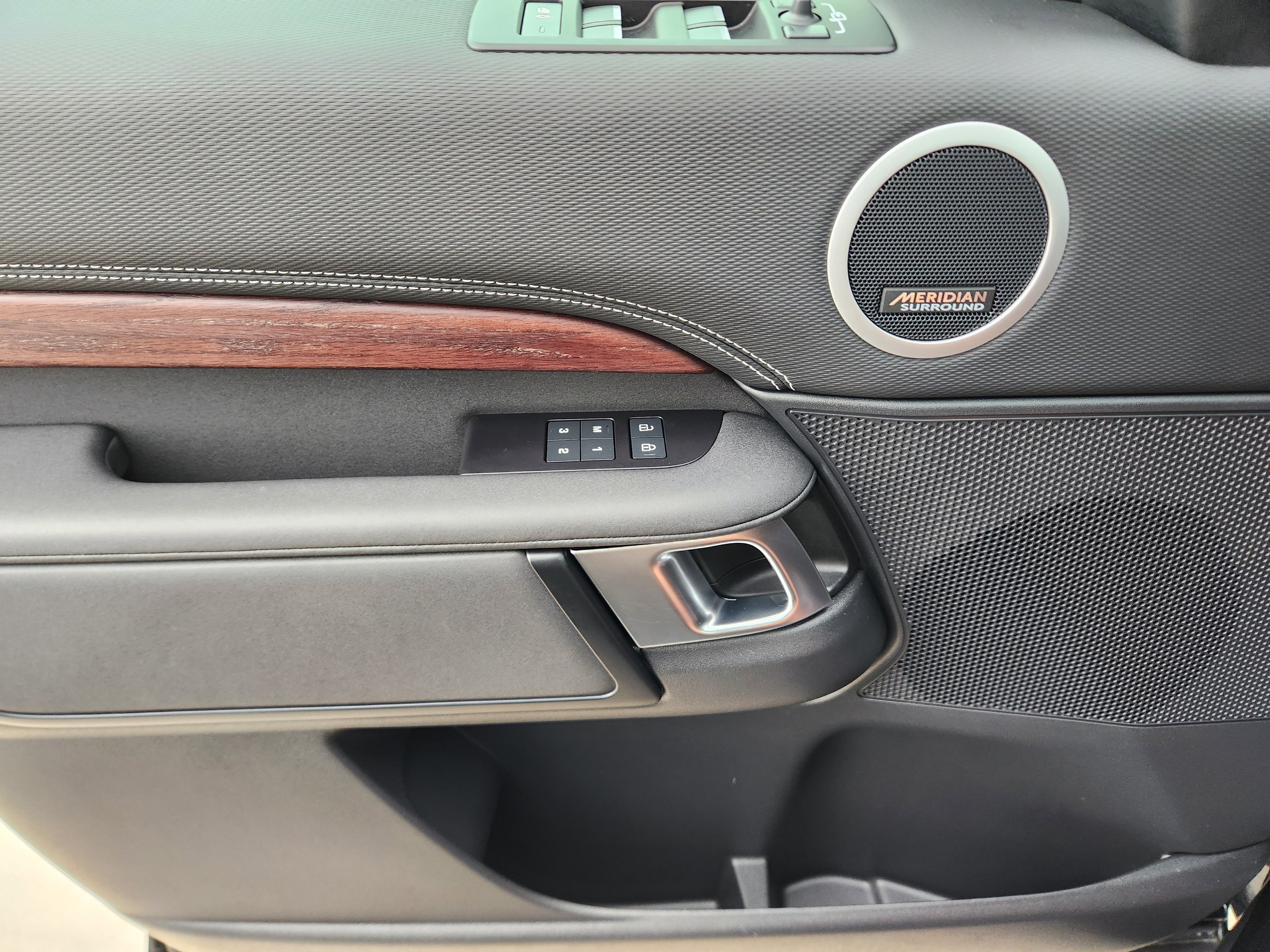 Certified 2025 Land Rover Discovery Dynamic SE image 23