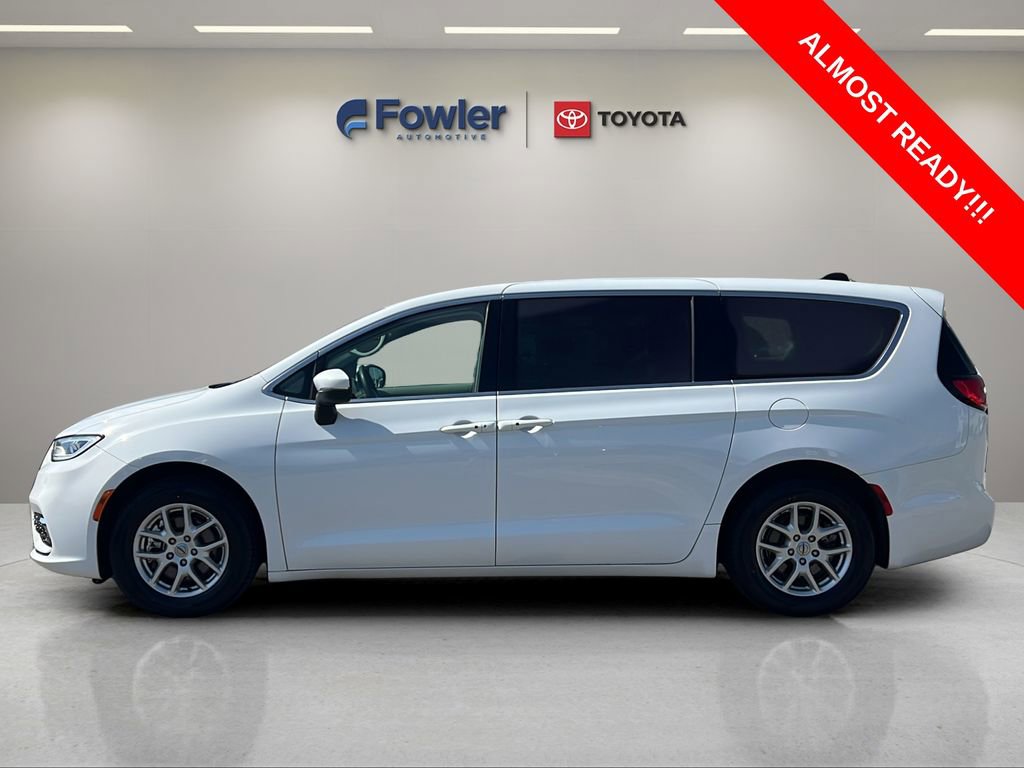 Used 2023 Chrysler Pacifica Touring-L FWD image 4