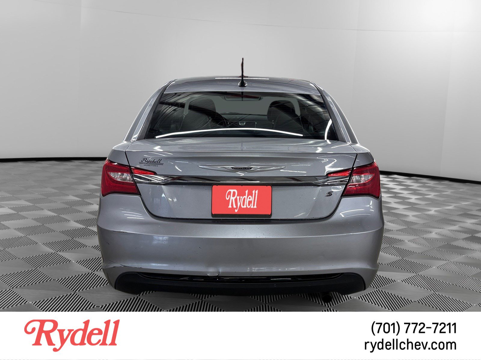 Used 2013 Chrysler 200 Touring w/ S Exterior Appearance Pkg FWD image 4