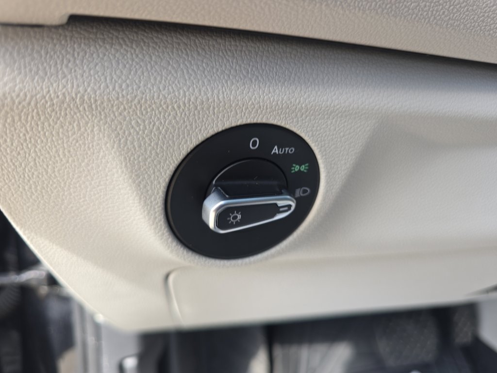 Used 2023 Volkswagen Jetta SE w/ Panoramic Sunroof Package image 21