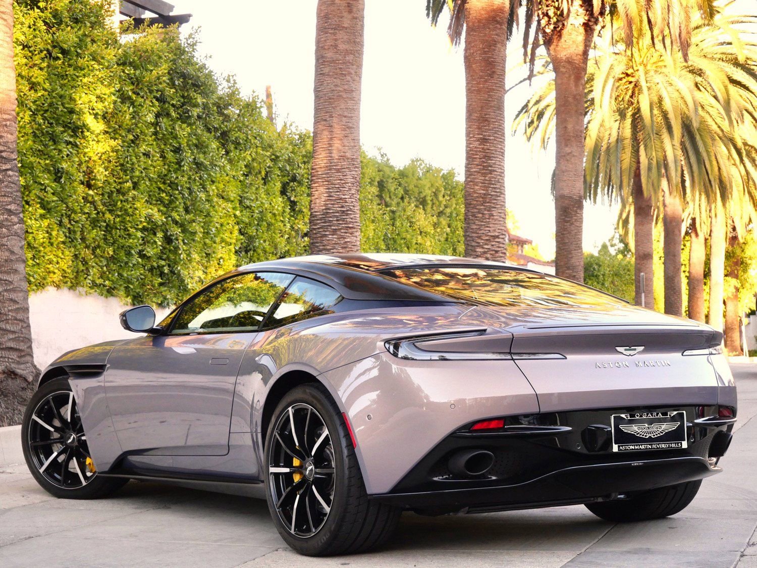 Used 2023 Aston Martin DB11 Coupe image 2