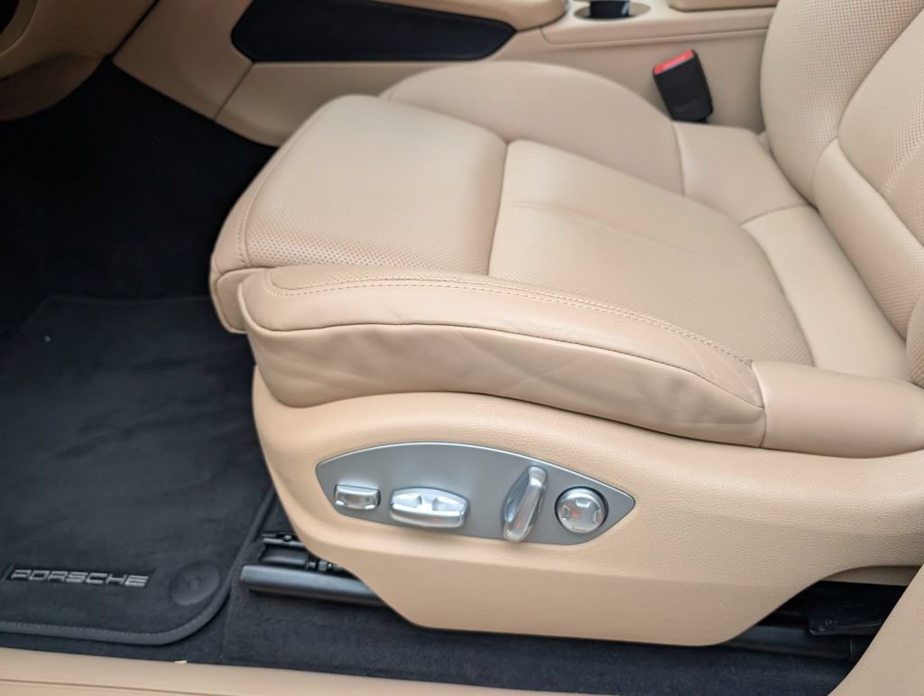 Certified 2025 Porsche Macan AWD/4WD image 25