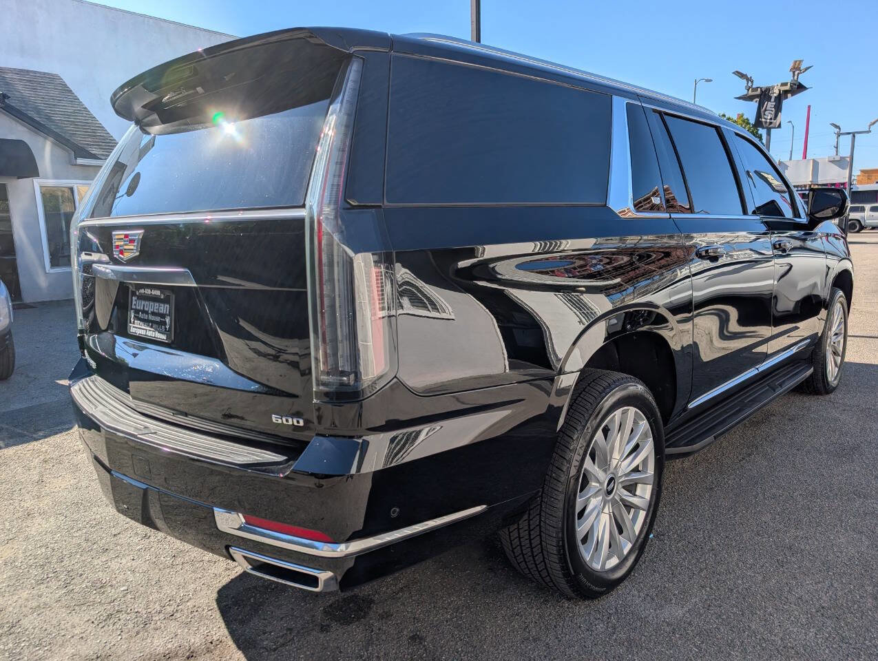 Used 2025 Cadillac Escalade ESV Luxury AWD/4WD image 3