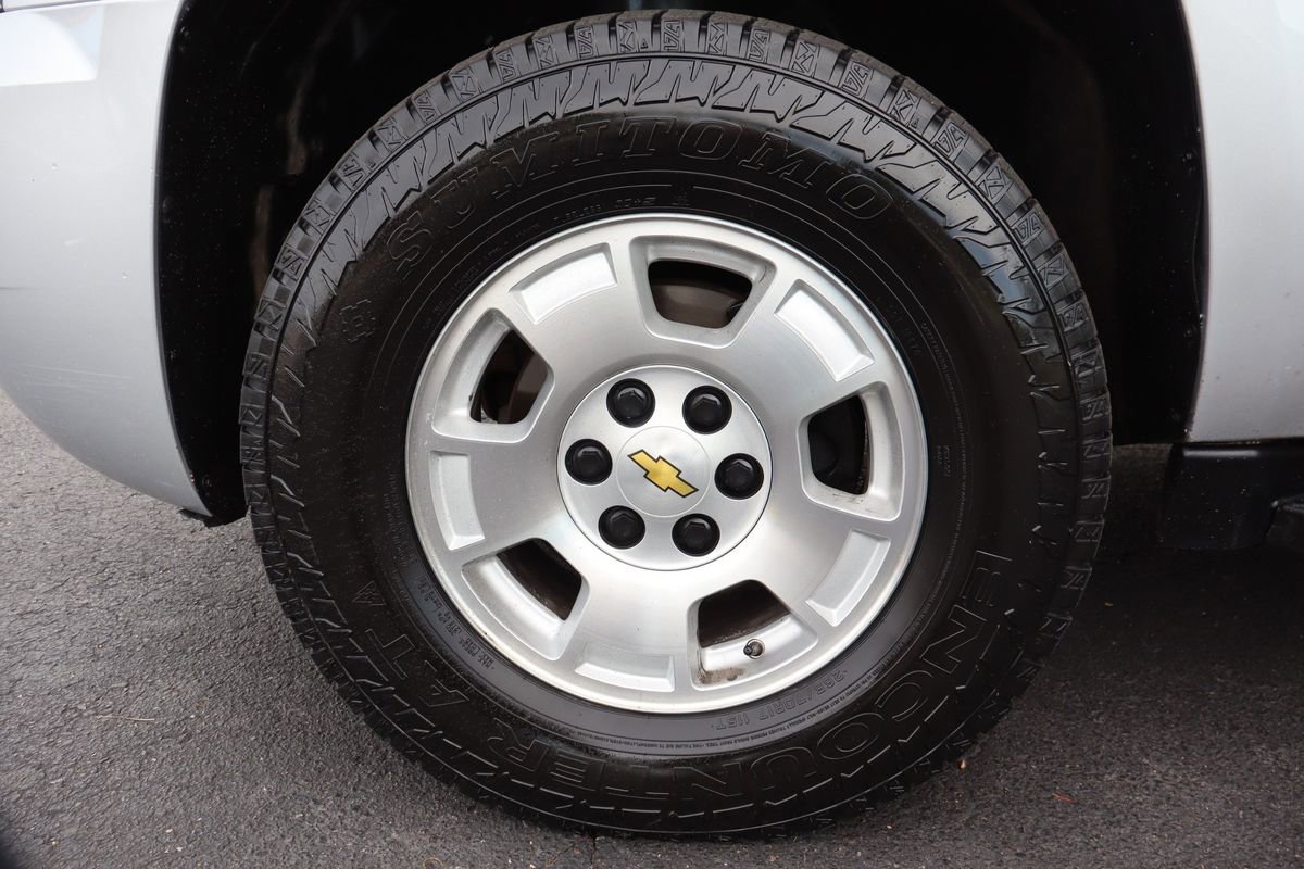 Used 2014 Chevrolet Suburban LT w/ Luxury Package AWD/4WD image 41