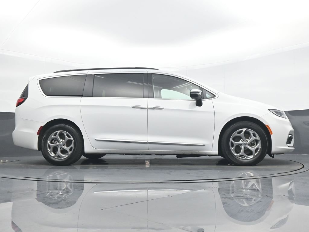 Used 2023 Chrysler Pacifica Limited image 31