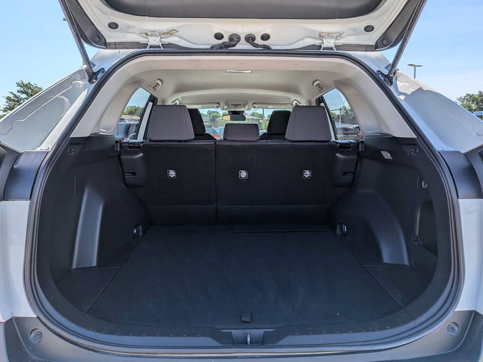 Used 2020 Toyota RAV4 XLE AWD/4WD image 31