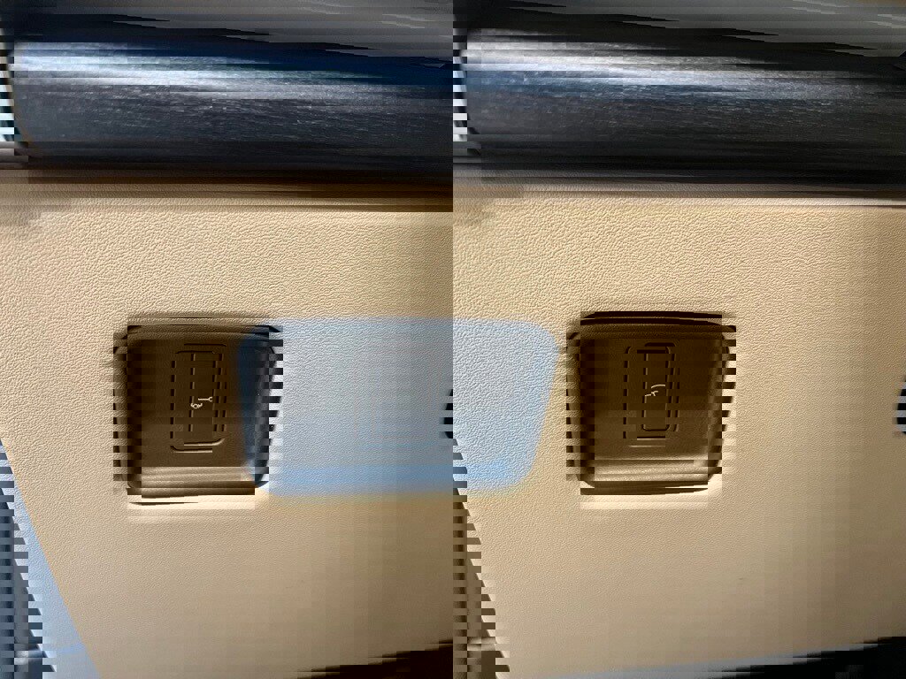 Used 2024 Land Rover Range Rover Long Wheelbase SE image 18