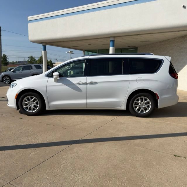 Used 2021 Chrysler Pacifica Touring-L w/ Uconnect Theater Family Group FWD image 2