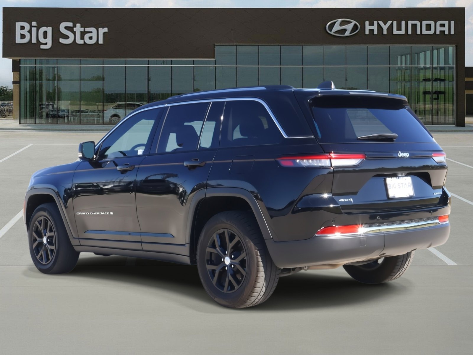 Used 2024 Jeep Grand Cherokee Limited image 3