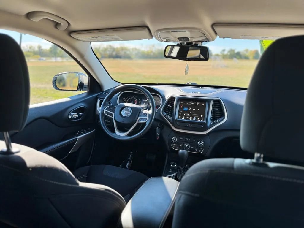 Used 2017 Jeep Cherokee Latitude w/ Cold Weather Group image 19